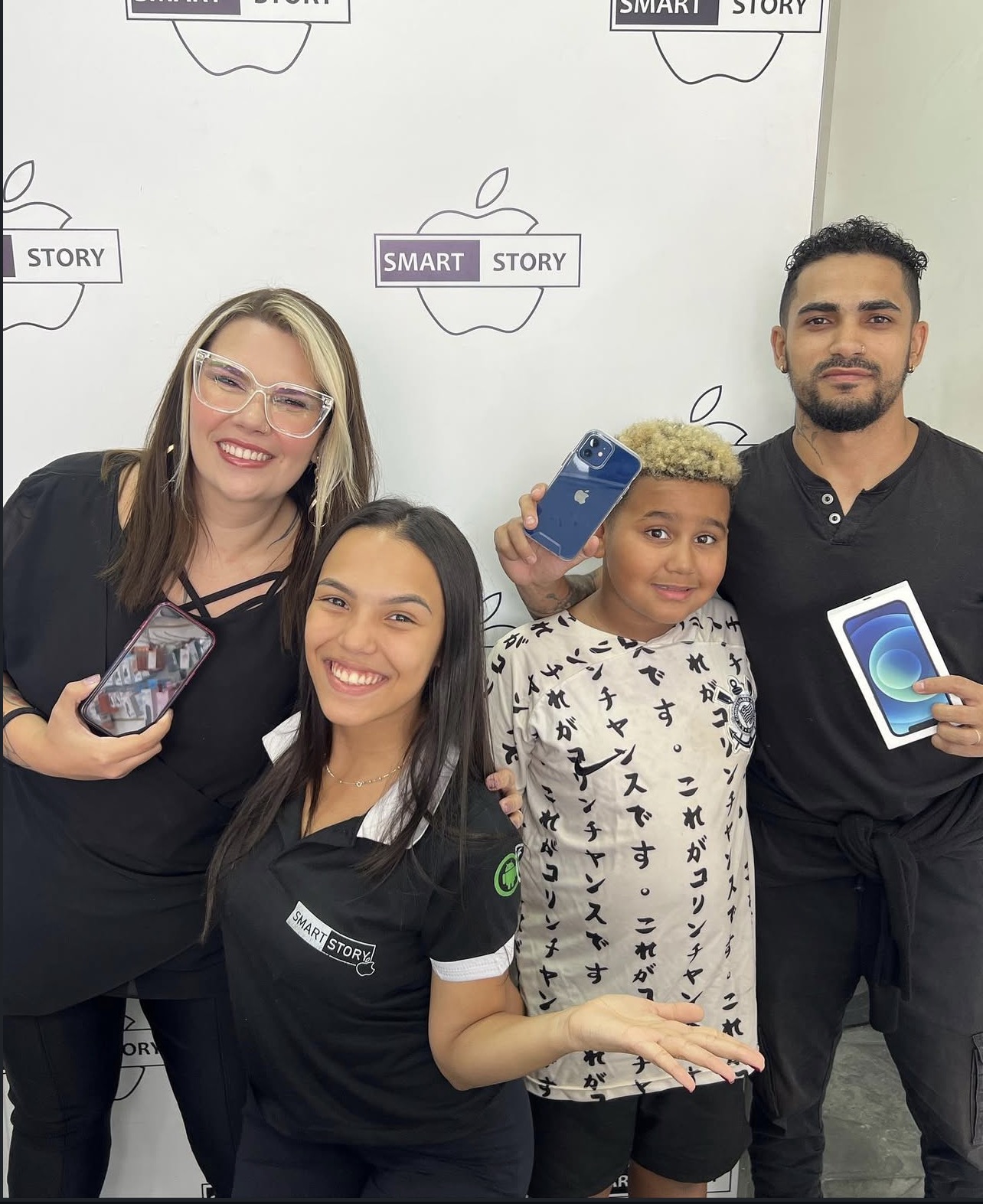 Equipe Smart Story com clientes durante uma venda